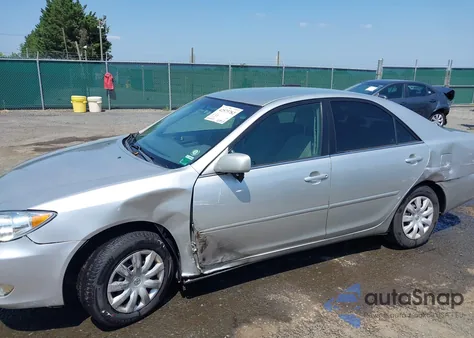 2005 Toyota Camry Le z USA, uszkodzony, nr VIN 4T1BE30K55U043628